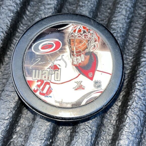 Authentic Carolina Hurricanes Cam Ward #30 photo NHL ice hockey puck Lindsay - Picture 1 of 3